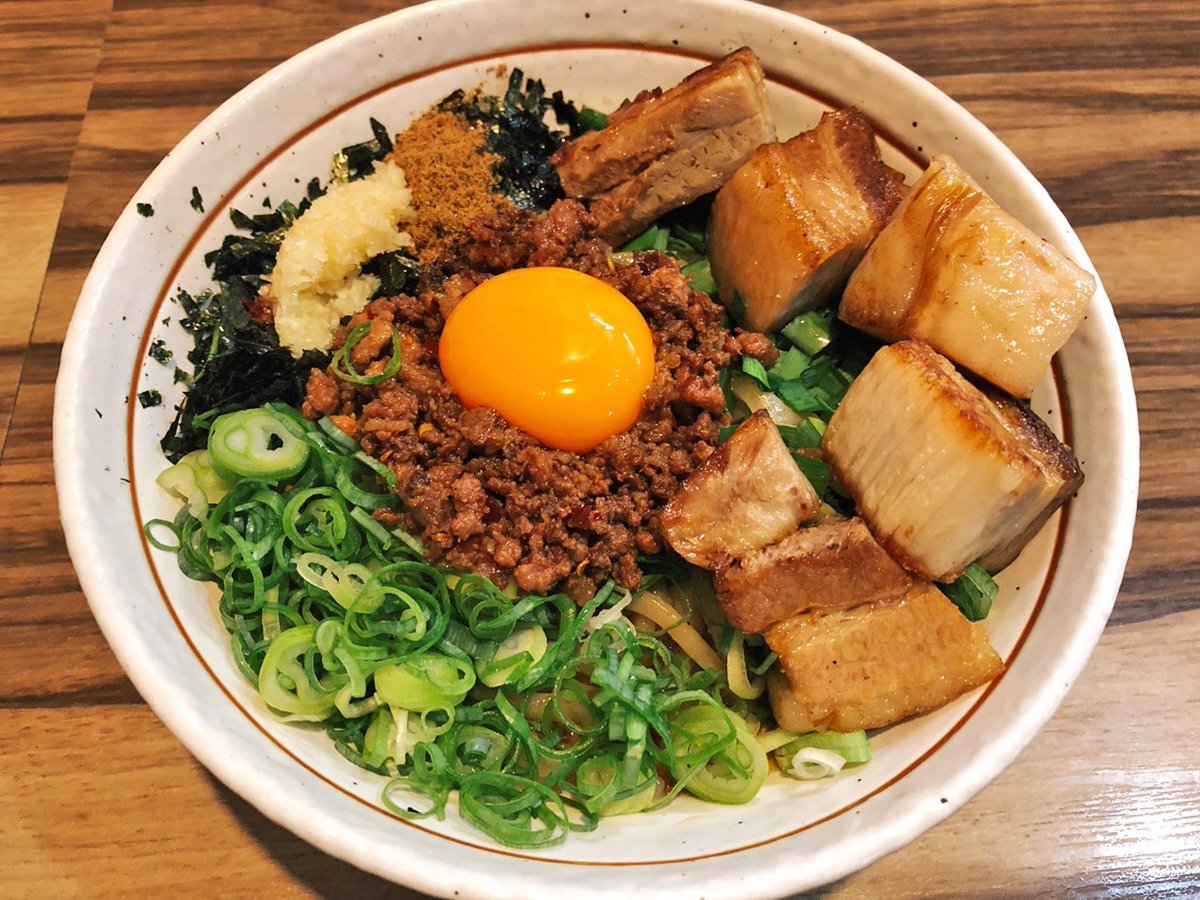 muni_gurume's tweet photo. 【麵屋はるか】
@秋葉原

ニンニクの香りが食欲を刺激する台湾まぜそばを食べられるお店
台湾まぜそば発祥のお店の姉妹店で、ひき肉や卵黄、ネギを混ぜ合わせると食欲は止まらない！
大ぶりなお肉が入った「ど肉台湾まぜそば」はガッツリ食べたい人にオススメ✨
ニンニクなしで食べる事もできます🎶 https://t.co/inZHFwrzmm