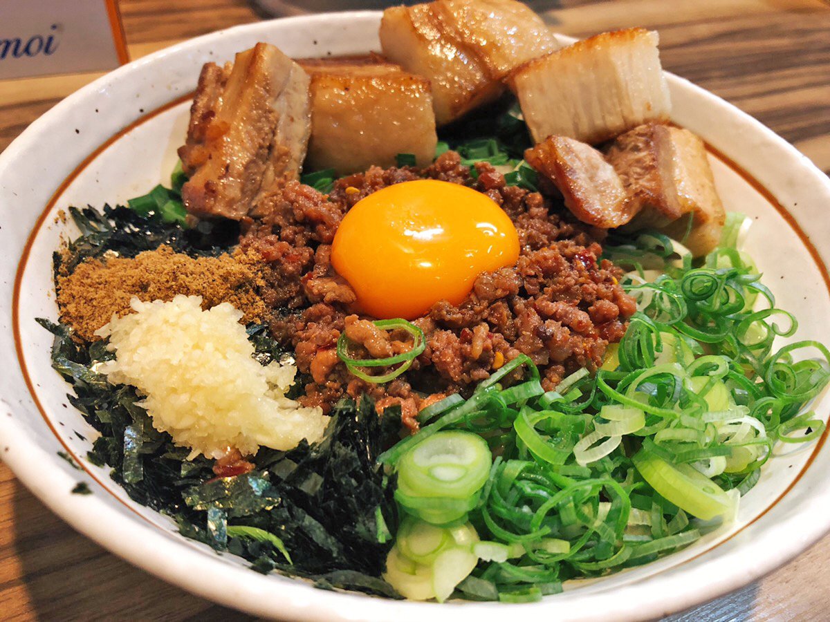 muni_gurume's tweet photo. 【麵屋はるか】
@秋葉原

ニンニクの香りが食欲を刺激する台湾まぜそばを食べられるお店
台湾まぜそば発祥のお店の姉妹店で、ひき肉や卵黄、ネギを混ぜ合わせると食欲は止まらない！
大ぶりなお肉が入った「ど肉台湾まぜそば」はガッツリ食べたい人にオススメ✨
ニンニクなしで食べる事もできます🎶 https://t.co/inZHFwrzmm