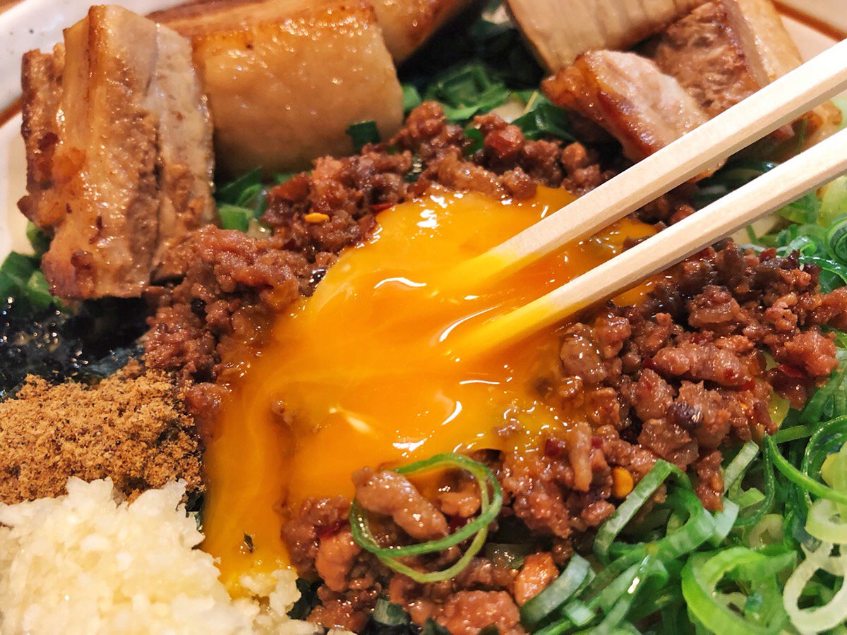 muni_gurume's tweet photo. 【麵屋はるか】
@秋葉原

ニンニクの香りが食欲を刺激する台湾まぜそばを食べられるお店
台湾まぜそば発祥のお店の姉妹店で、ひき肉や卵黄、ネギを混ぜ合わせると食欲は止まらない！
大ぶりなお肉が入った「ど肉台湾まぜそば」はガッツリ食べたい人にオススメ✨
ニンニクなしで食べる事もできます🎶 https://t.co/inZHFwrzmm