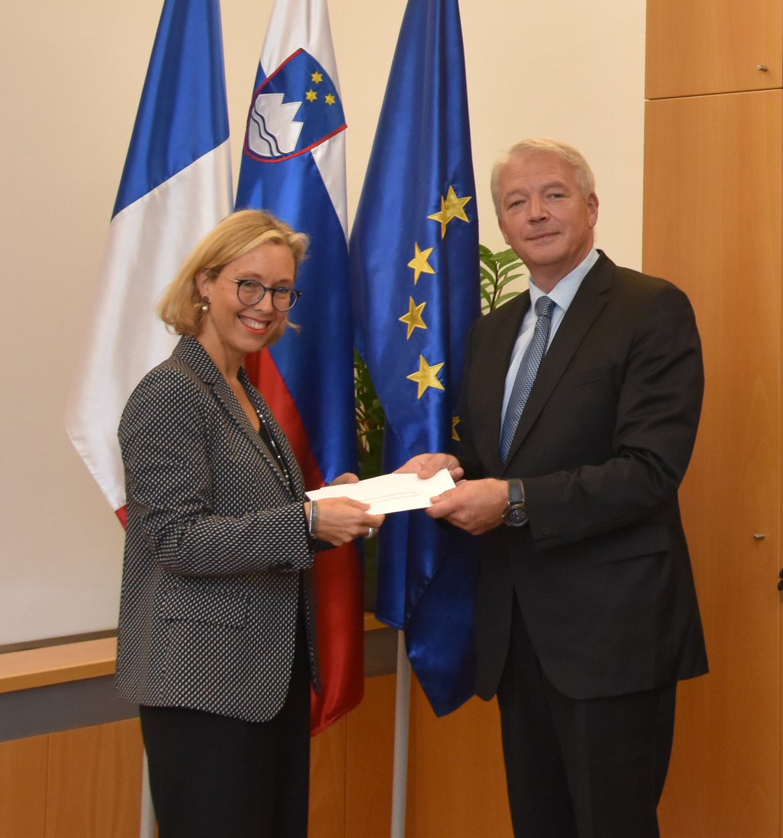 MZEZ_RS's tweet photo. Newly appointed Ambassador of the #French Republic 🇫🇷to #Slovenia 🇸🇮, Florence #Ferrari, presented copy of credentials to Head of Diplomatic Protocol Ambassador Robert #Basej. https://t.co/QFkuq03e3n