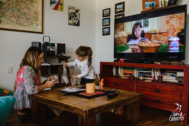 ivgorosito's tweet photo. Cuando tu familia es lo más y te enseña a ver buen cine desde pequeña. 😍
#fotografiadocumentaldefamilias #talleresivanagorosito #matilda #fotoperiodismodefamilias #ivanagorositofotografa
#familystorytelling
#adayinthelife #thefamilynarrative #fpja… https://t.co/nCY2WZsiQz https://t.co/NR9Zp8fFfB