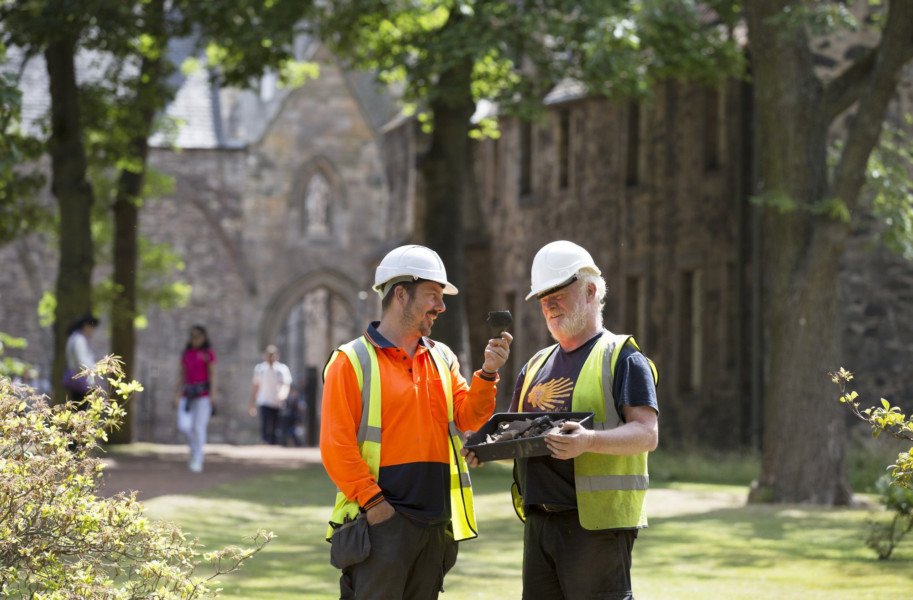 Archeologists uncover 12th century treasure trove at Holyroodhouse - ow.ly/aBDx30lEJTA