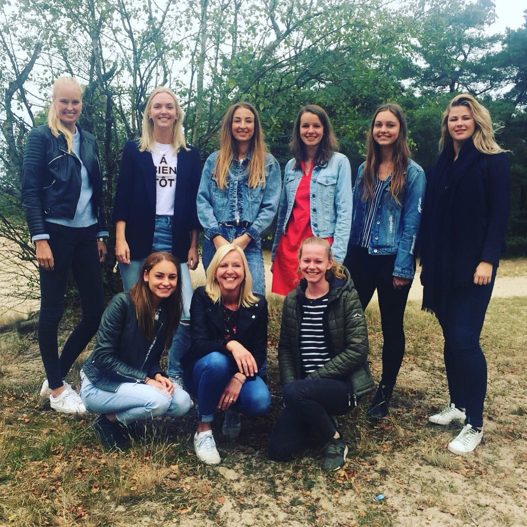 Edin_nl's tweet photo. Deze week een heel bijzonder programma; vandaag de start van een nieuwe groep Mbo studenten en vrijdag de diplomering van de allereerste groep 2 jaar na de start! #mbo #bbl #tandartsassistent https://t.co/rELfEFOD9V