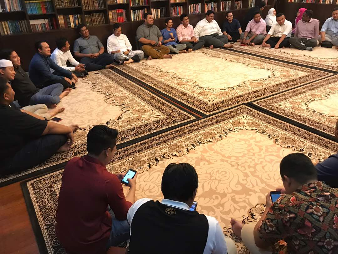 Hafiz Ariffin (@hafiz_ariffin) on Twitter photo Sesi Pertemuan & Taaruf <a href="/drasyrafwajdi/">Dr Asyraf Wajdi</a> bersama bekas kepimpinan mahasiswa. Keutuhan perjuangan itu bukan kerana kuantiti banyaknya, tetapi nilai pegangan. Pengukuhan asas. #BangkitKembali Sesi Pertemuan & Taaruf <a href="/drasyrafwajdi/">Dr Asyraf Wajdi</a> bersama bekas kepimpinan mahasiswa. Keutuhan perjuangan itu bukan kerana kuantiti banyaknya, tetapi nilai pegangan. Pengukuhan asas. #BangkitKembali