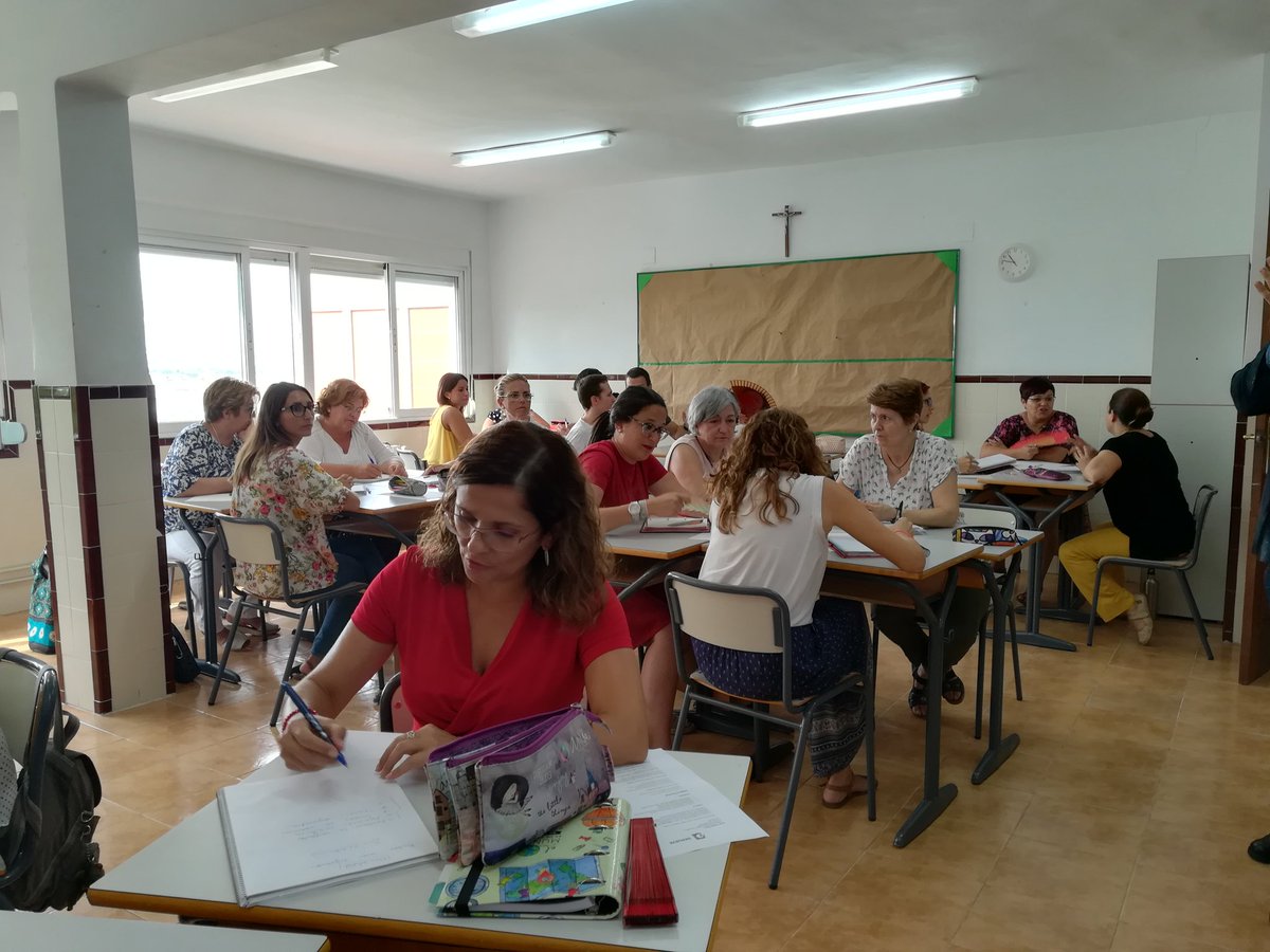 cole_sagrada's tweet photo. Comencem el curs 2018-219 amb moltes ganes! Primera jornada de formació en #PNL @carlos_pallero @Nekane_Gonzalez @Arenaten @ClariCristina @RuizCliment @neuetes6 @Carles_Albe @begogras @gellso @esquirolscsf @pandascsf @SevalMajo @dofinscsf @samarucscsf @pandascsf @Suricatos3 https://t.co/a7I2df4ZsN