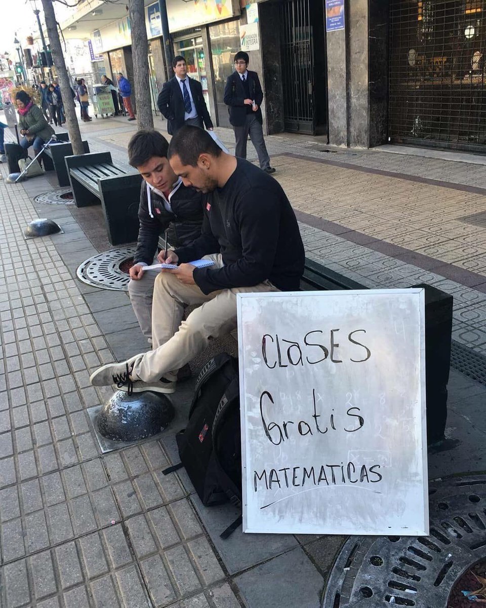 El_tartamuda's tweet photo. Solo faltaba que cobrara por algo que no te sirve para ni puta madre en la vida real, como el trinomio cuadrado perfecto, encontrar el valor de "x" o el teorema de pitagoras. https://t.co/a7wZZMAyxw