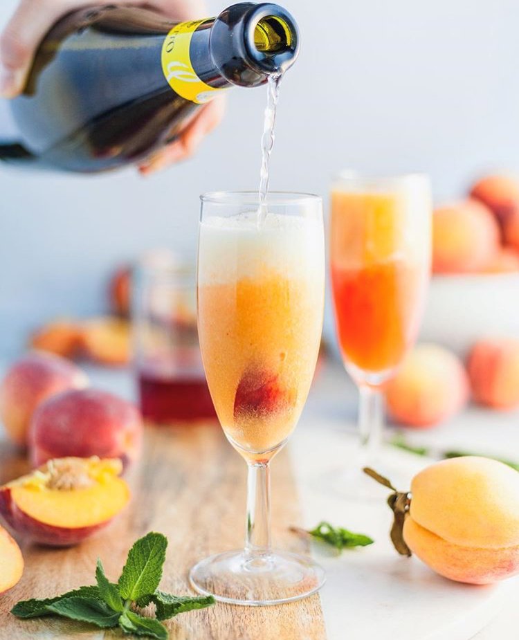 ProseccoDOC's tweet photo. #LaborDay means brunch on a Monday! Make these refreshing Frozen Prosecco Peach Bellinis from @oliveandmango:  https://t.co/A4Bav2SGaU https://t.co/uwmAHyUcZU