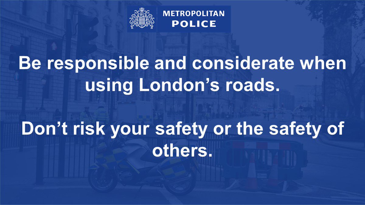 metpoliceuk's tweet photo. Look out for our officers who are giving road safety advice today at busy junctions across #London as part of #OpSafeway 👮‍♂️🚗 🏍 👮‍♀️ https://t.co/vGnigg3EZb