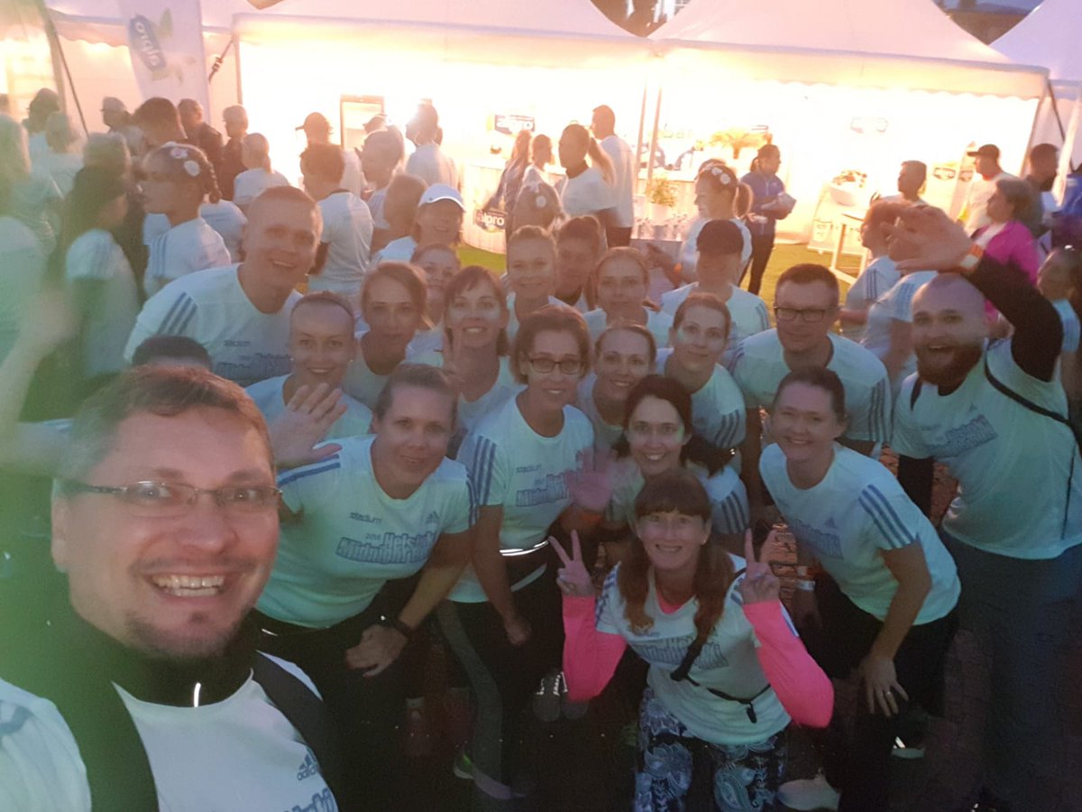 S_Pankki's tweet photo. S-pankkilaiset osallistuivat menneenä lauantaina #MidnightRunHelsinki-tapahtumaan. Suurien elämysten ja karnevaalitunnelman lomassa, kuvaan mahtui osa yllättävän rohkeasta ja mukavasta juoksutiimistä. 💚 #SPankki #SRunners https://t.co/jWn7eM9zyZ