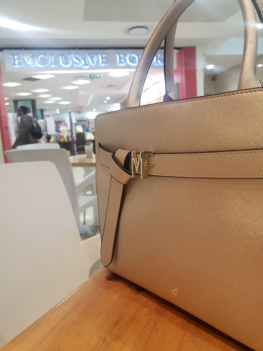Margo_Fargo's tweet photo. The #mondaymotivation is REAL.
🎯
Got this beautiful gold handbag from @Samsonite_SA with my  initials on. 
Pop into the @SandtonCity
Store to get your personalized bag.
I can say I have a Margo Fargo bag Darling"  @bonang_m voice
#margofargo 
#ownlaneownpace
#mondaymotivation https://t.co/LAU5WKEelR