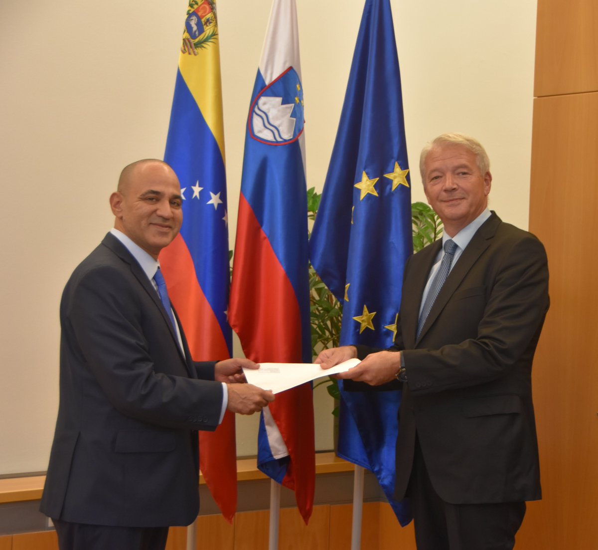 MZEZ_RS's tweet photo. Newly appointed Ambassador of the Bolivarian Republic of #Venezuela 🇻🇪to #Slovenia 🇸🇮, Jesse A. C. #Escamillo, presented copy of credentials to Head of Diplomatic Protocol Ambassador Robert #Basej. https://t.co/og4O8JeEWL