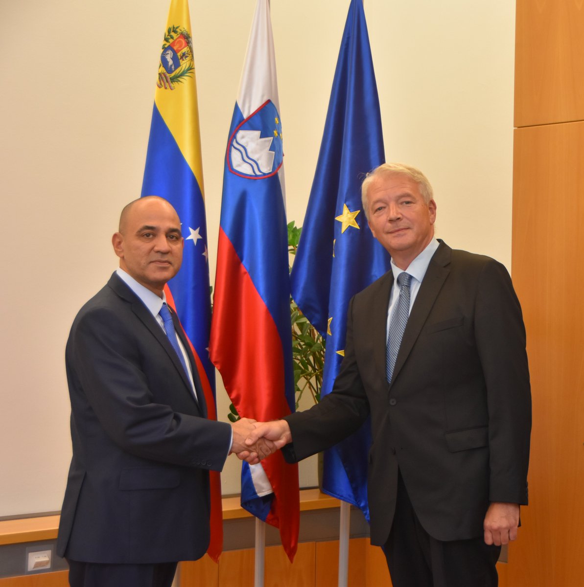 MZEZ_RS's tweet photo. Newly appointed Ambassador of the Bolivarian Republic of #Venezuela 🇻🇪to #Slovenia 🇸🇮, Jesse A. C. #Escamillo, presented copy of credentials to Head of Diplomatic Protocol Ambassador Robert #Basej. https://t.co/og4O8JeEWL
