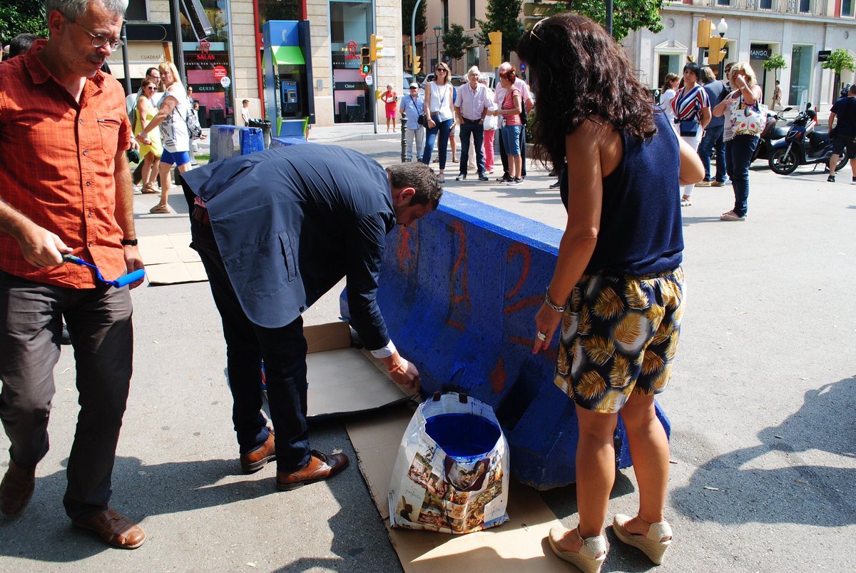 TabarniansTs's tweet photo. La semana anterior de Ciudadanos resumida en 4 fotos (y me dejo alguna que también es muy ridicula, pero solo puedo poner 4) https://t.co/CXN6aunNda