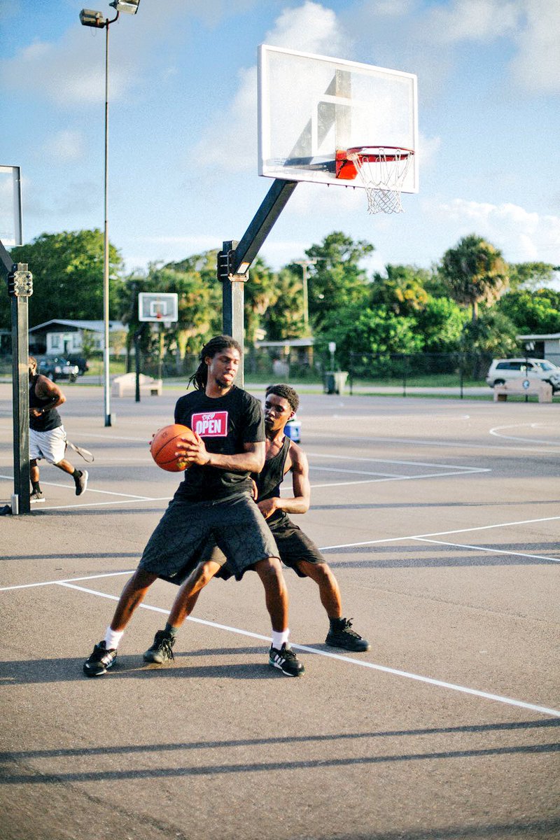 __K__I__N__G_'s tweet photo. Had to get me some too #4DaLuv 🏀🖤💜
📷 @eyeamnovember https://t.co/LDDAPKbdIu