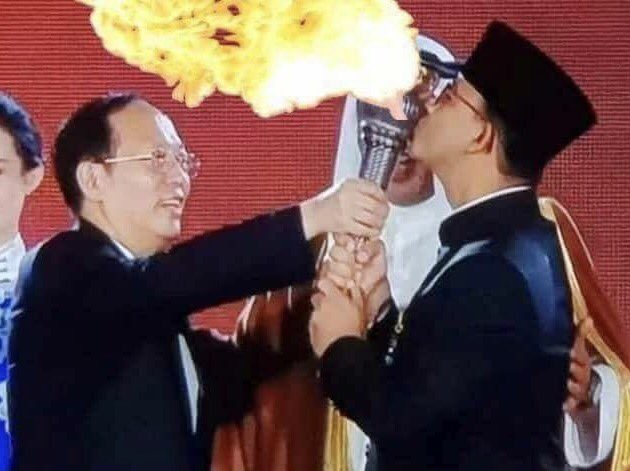 G4T0T's tweet photo. @CNNIDdaily @Gerindra @andre_rosiade Yang ini jelas ada kaitan nya dengan obor rakyat... Kebudayaan rakyat... Aksi Debus https://t.co/wNW2CrBVbV