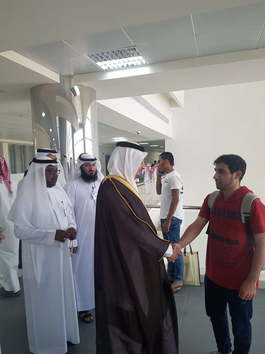 PR_UHF's tweet photo. اليوم الثاني على التوالي معالي #مدير_الجامعه يتواجد مع أبنائه الطلاب المستجدين في المبنى الجديدويستمع لهم ولطلباتهم واحتياجاتهم يرافقه المشرف على أعمال وكالةالجامعة د.فرج الغامدي وعميدكلية الآداب د.احمدالحرامله وعميدشؤون الطلاب د.حمدان الرقيعي ومديرمكتب مديرالجامعه أ.فايزالرخيص https://t.co/iqNqik98BZ