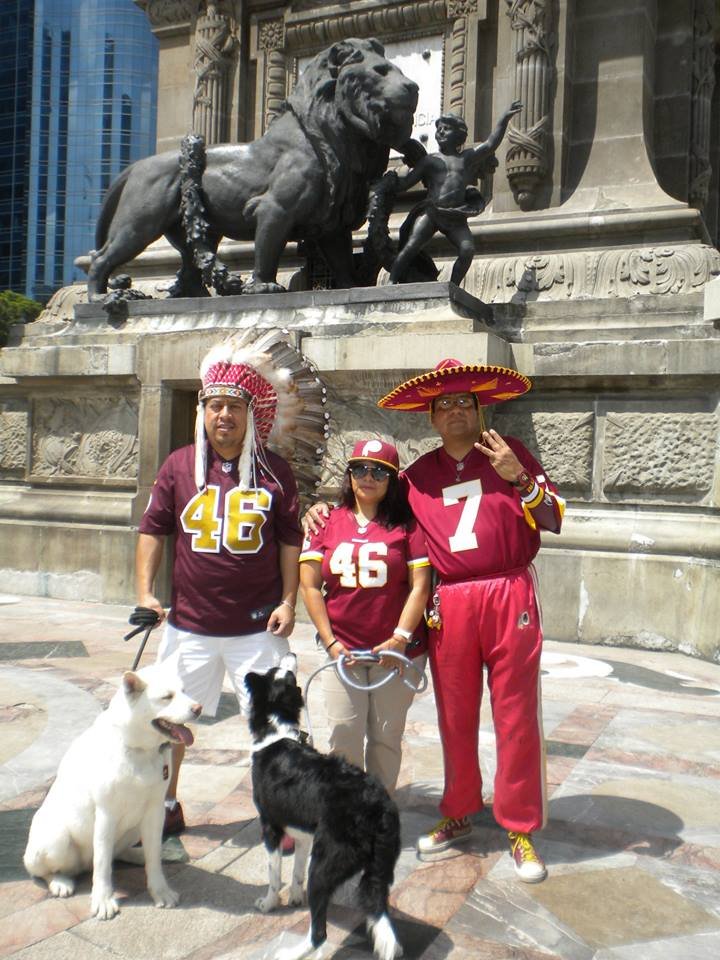httrmx's tweet image. Algunos miembros del club tomando fotos en el ángel de la independencia