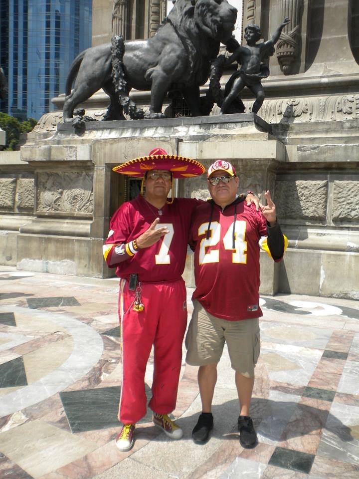 httrmx's tweet image. Algunos miembros del club tomando fotos en el ángel de la independencia