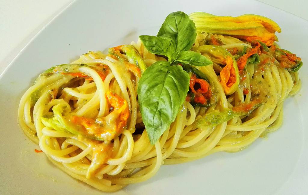 SPAGHETTI CON FIORI DI ZUCCA

Clicca sul link del blog per la ricetta

LINK: goo.gl/h9zZM1😋
----
#cucina #cucinare #ricette #cibo #recipes #blog #foodblogger #roma #italia #food #foodporn #foofblogger #laprovadelcuoco #masterchef #topchef #italy #rome #3settembre
