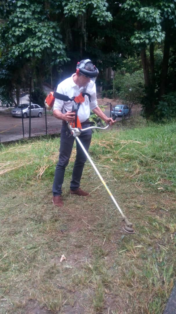 Reservactiva4's tweet photo. #03Sep Gracias al Cnel. (EJNB) Alejandro Delepiani Chacín, Director de la Reserva Activa Mérida se llevan a cabo arreglos, pintura y poda de áreas verdes en nuestra sede operativa.  #ElAhorroEsOro @gestionperfecta @NicolasMaduro @DPresidencia https://t.co/H0Aqg8UD7r