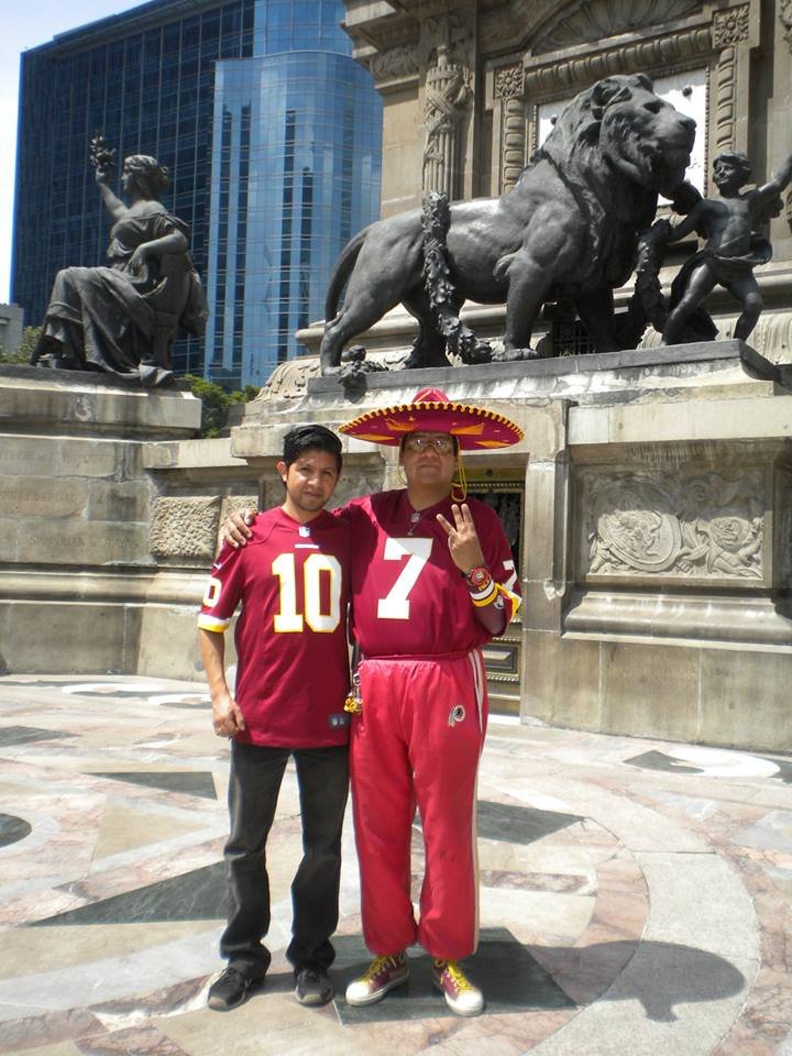 httrmx's tweet image. Algunos miembros del club tomando fotos en el ángel de la independencia