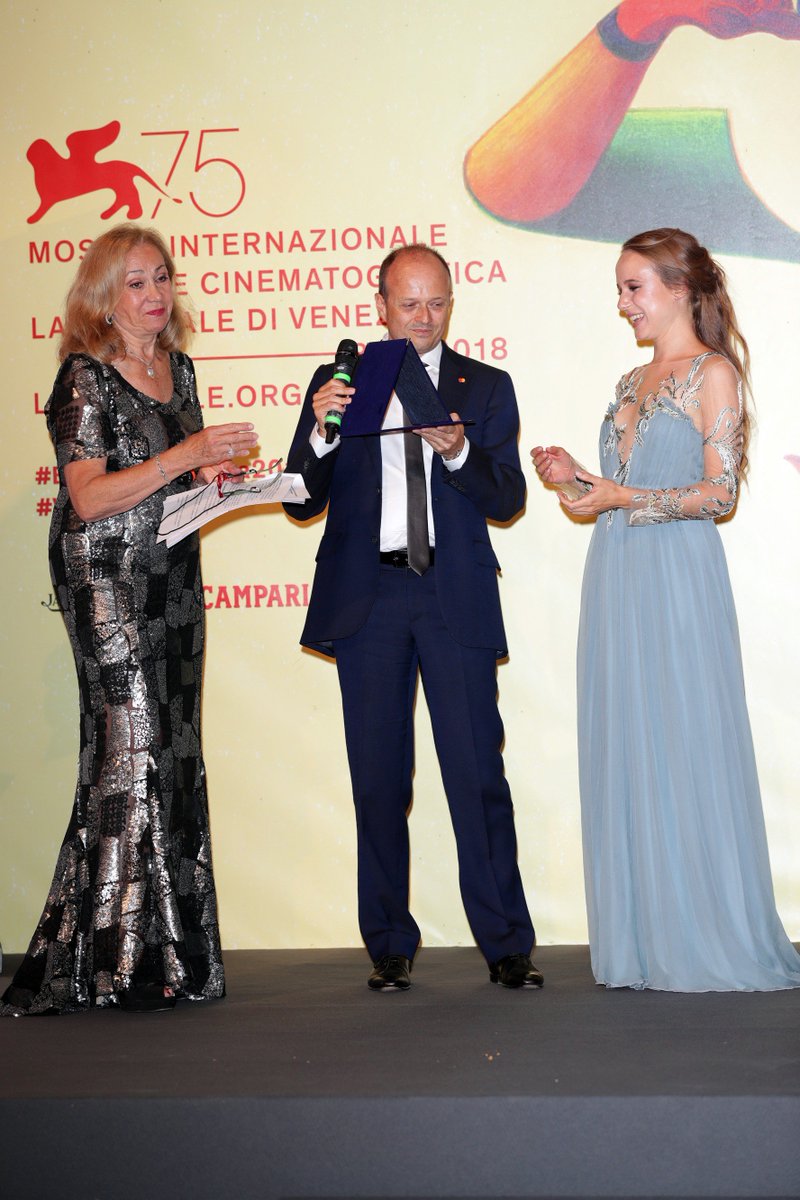 Luca Fiumarella, Head of Marketing Italy #Mastercard, ieri nella cerimonia avvenuta a #Venezia75 ha consegnato il <a href="/PremioKineo/">Premio Kinéo</a> Giovani ad una giovane promessa del cinema italiano: Marina Occhionero, classe 1993