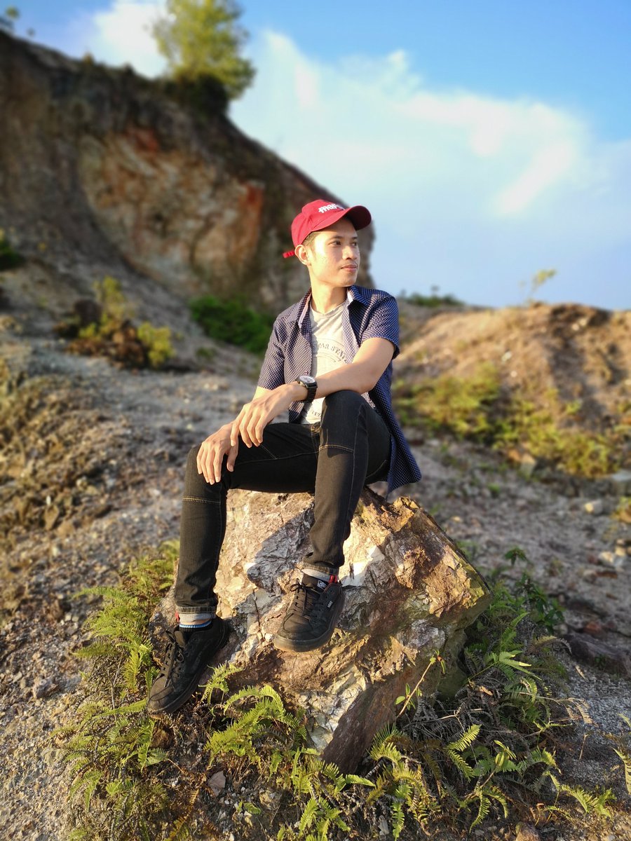 AliffRayyann's tweet photo. Guna phone murah ja wey #huaweip20pro but still nice tak macam iPhone 😪😂 #euww #niceview https://t.co/AWvlLlaJ7f