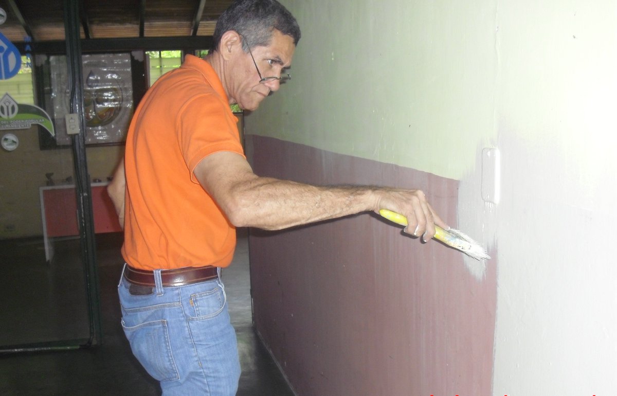 Reservactiva4's tweet photo. #03Sep Gracias al Cnel. (EJNB) Alejandro Delepiani Chacín, Director de la Reserva Activa Mérida se llevan a cabo arreglos, pintura y poda de áreas verdes en nuestra sede operativa.  #ElAhorroEsOro @gestionperfecta @NicolasMaduro @DPresidencia https://t.co/H0Aqg8UD7r