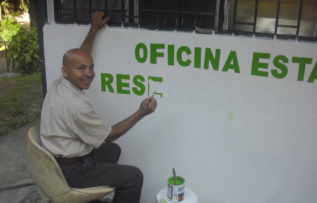 Reservactiva4's tweet photo. #03Sep Gracias al Cnel. (EJNB) Alejandro Delepiani Chacín, Director de la Reserva Activa Mérida se llevan a cabo arreglos, pintura y poda de áreas verdes en nuestra sede operativa.  #ElAhorroEsOro @gestionperfecta @NicolasMaduro @DPresidencia https://t.co/H0Aqg8UD7r
