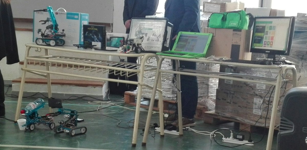 Diego_Acosta_rt's tweet photo. En la presentación y entrega d recursos tecnológicos d #Robótica d #PLANIED junto a escuelas d #ComodoroRivadavia . Felicitaciones al equipo d @EducacionChubut q comanda @Gracigudosa apostamos por continuar desarrollando. @PauloCassutti espectacular trabajo https://t.co/zF0JoNIyzM