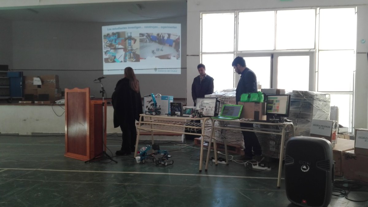 Diego_Acosta_rt's tweet photo. En la presentación y entrega d recursos tecnológicos d #Robótica d #PLANIED junto a escuelas d #ComodoroRivadavia . Felicitaciones al equipo d @EducacionChubut q comanda @Gracigudosa apostamos por continuar desarrollando. @PauloCassutti espectacular trabajo https://t.co/zF0JoNIyzM