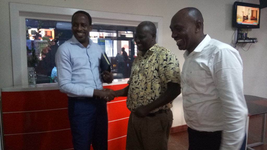 musosthene's tweet photo. #RdaLegislativeMediaSynergy18
Dr. Shyaka Agée and @Albertbaudouin3 National Coordinator @paxpressrwanda together with #Byuma are exchanging on how was the show. @NadinUmuhoza .@oswaki .@musosthene .@RwandaElections .@Anarwabuneza .@Diplobel @INGABIREPeace .@USAmbRwanda https://t.co/BJ3GVrBVp2