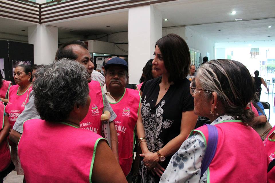 TuxtlaDIF's tweet photo. Celebración a las vendedoras tradicionales. Desde hace ya muchos años el primer cuadro de la ciudad podemos encontrarnos con estas maravillosas mujeres a quienes les reconocemos su gran valía. https://t.co/OiffXJSYXU