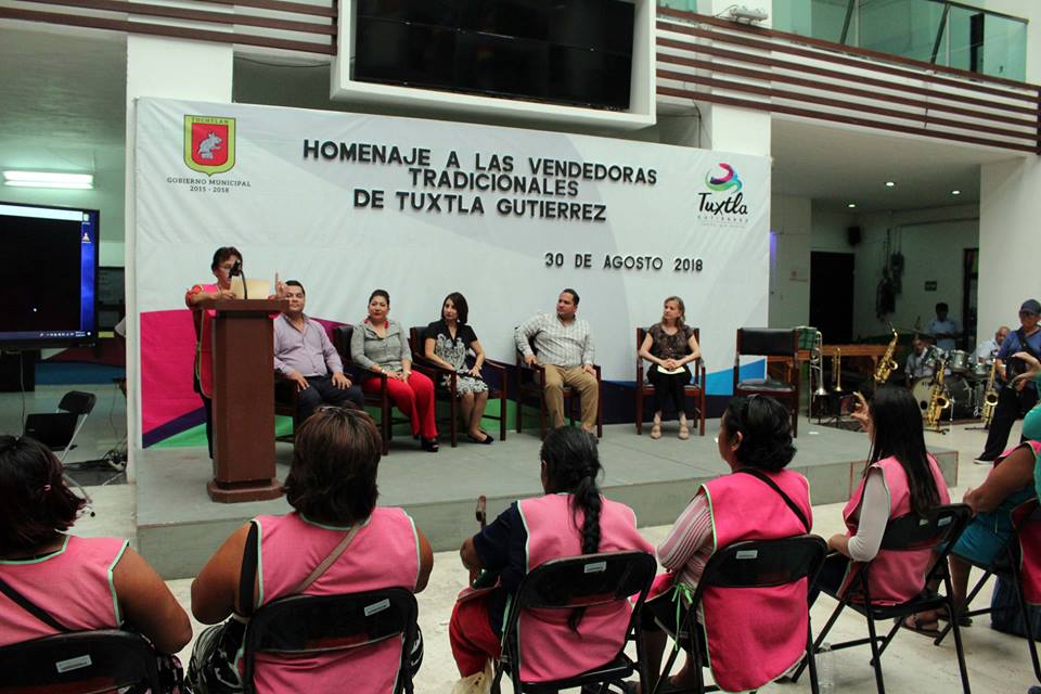 TuxtlaDIF's tweet photo. Celebración a las vendedoras tradicionales. Desde hace ya muchos años el primer cuadro de la ciudad podemos encontrarnos con estas maravillosas mujeres a quienes les reconocemos su gran valía. https://t.co/OiffXJSYXU