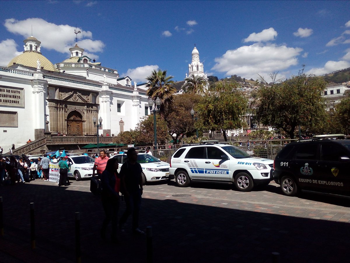 crisscevallos's tweet photo. @QuitoFluye Esto no es peatonalización.  Ahora es estacionamiento público y eso no debería estar permitido https://t.co/YIjOUZdxKU