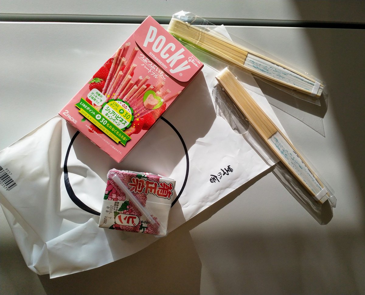 kalske's tweet photo. I work with the best team - thank you @tiaheidi & @Fificp #NokiaIAR! ๐ ๐ #pinksake #pinkchocolate https://t.co/OiJ3MZkIz2