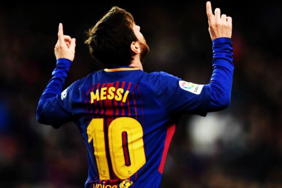 el10blaugrana's tweet photo. Sabes que un premio de fútbol es UNA BROMA cuando Lionel Messi no está ni en los nominados finales. Que se queden con su “The Best”. Los que vemos fútbol semana a semana sabemos quién es el mejor jugador del mundo. https://t.co/eVJHn4jkWh