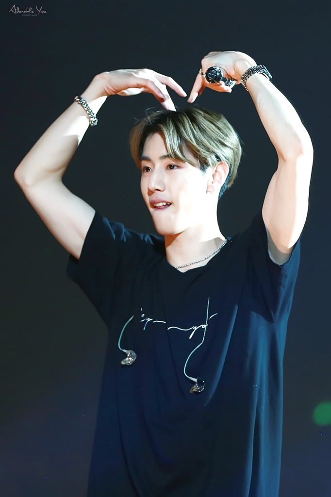 danmary2003's tweet photo. OH MY GOD, MY BABY IS ALREADY 25 YEARS OLD 
Happy Birthday My Handsome Mark I Love You Too Much With The Boys And Stay Healthy My Beautiful Sun 
생일 축하 Oppa😍🥰😘☺️🥳😊😚
#XClllMARKDAY @mtuan93 @GOT7Official https://t.co/tXQrpspE3x