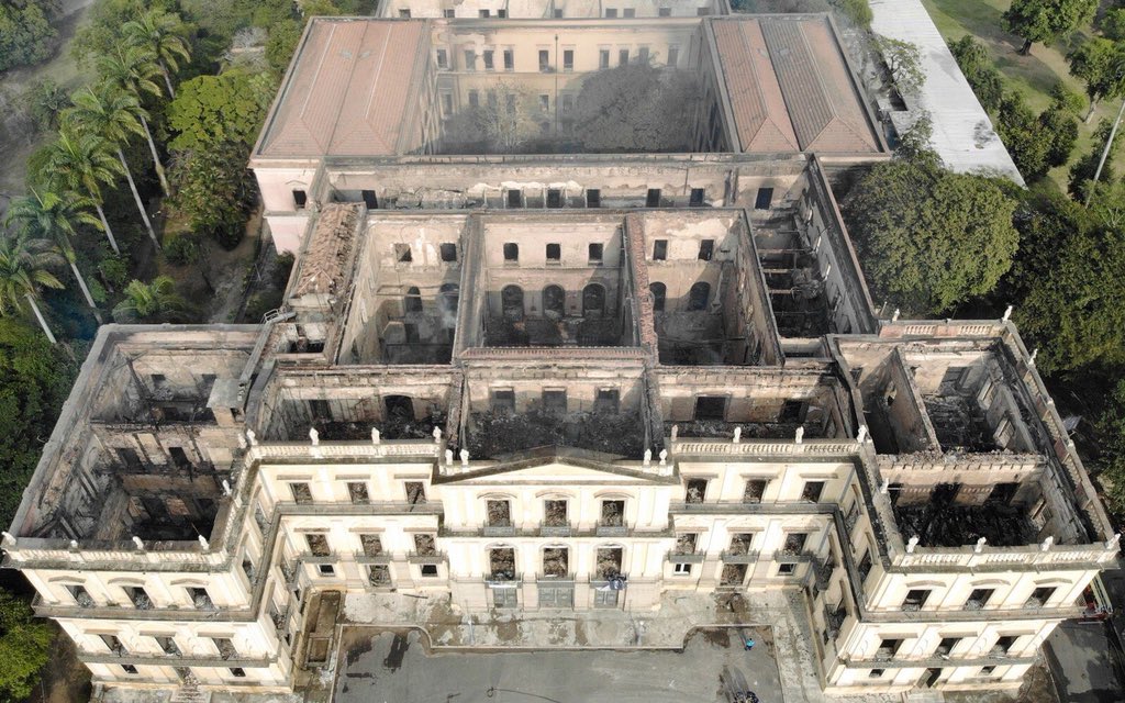 victor_lcnetto's tweet photo. “No dia em que entrarem na sua casa e destruírem tudo que te faz lembrar de quem és, ai entenderás o que houve ontem no Museu Nacional. História vem do grego, significa tecido... Queimaram a roupa mais elegante do Brasil” J.M https://t.co/Py4vUMFR7r