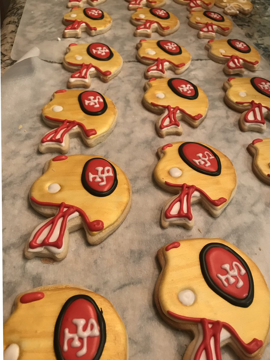 veronicaxxxooo's tweet image. Custom Order ready to go home ❤️🏈💛 #49ers #SugarCookies #FreeHandDesign