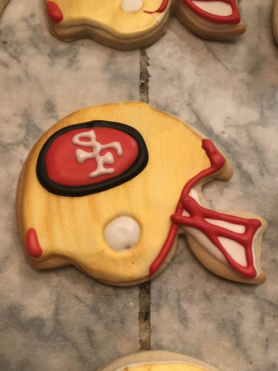 veronicaxxxooo's tweet image. Custom Order ready to go home ❤️🏈💛 #49ers #SugarCookies #FreeHandDesign