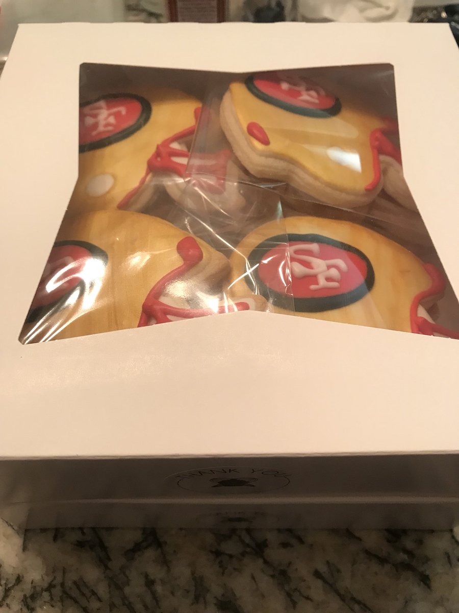 veronicaxxxooo's tweet image. Custom Order ready to go home ❤️🏈💛 #49ers #SugarCookies #FreeHandDesign