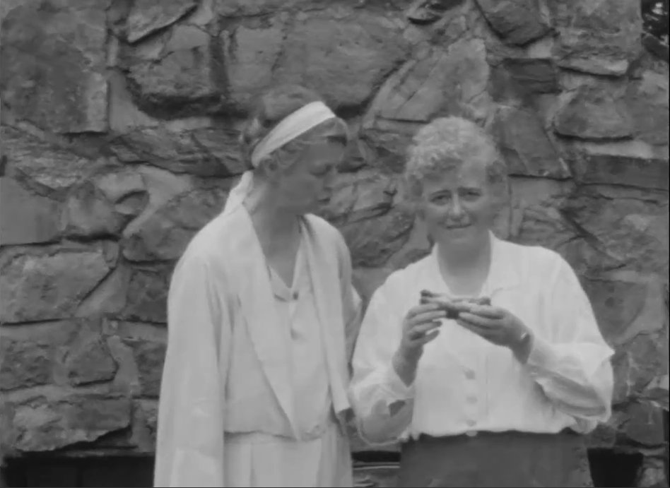 FDRLibrary's tweet photo. On #LaborDayWeekend 1934, the #Roosevelts threw one of their famous hot dog picnics at #Valkill complete with beer and lawn games with friends and family. Watch the full clip: https://t.co/3qnVJvEtOK @NPS_HydePark https://t.co/T8e7vM4NBV