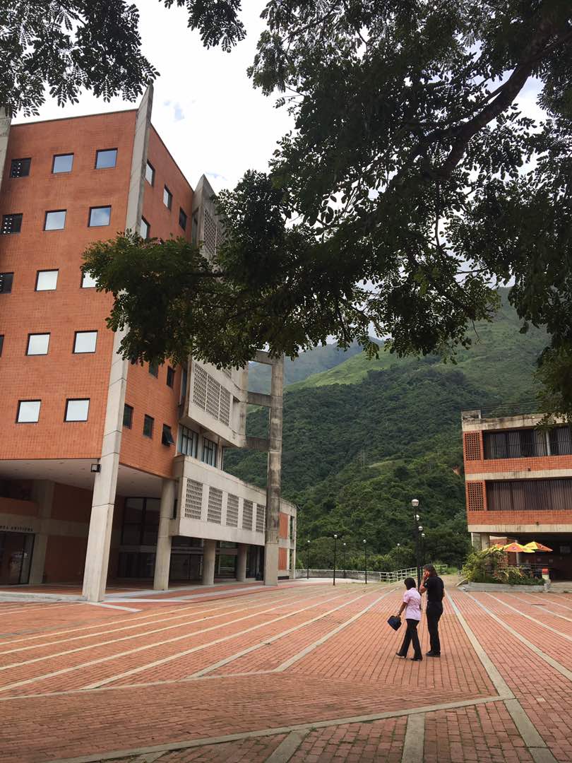 Unimet's tweet photo. #ATENCIÓN Los estudiantes que cursan #EstudiosSimultáneos y van a inscribir Defensa de Trabajo de Grado, lo deben hacer en las dos carreras (cancelará una sola Defensa de Grado, la otra será exonerada) #InscripcionesUnimet https://t.co/tKnXa5BD5t