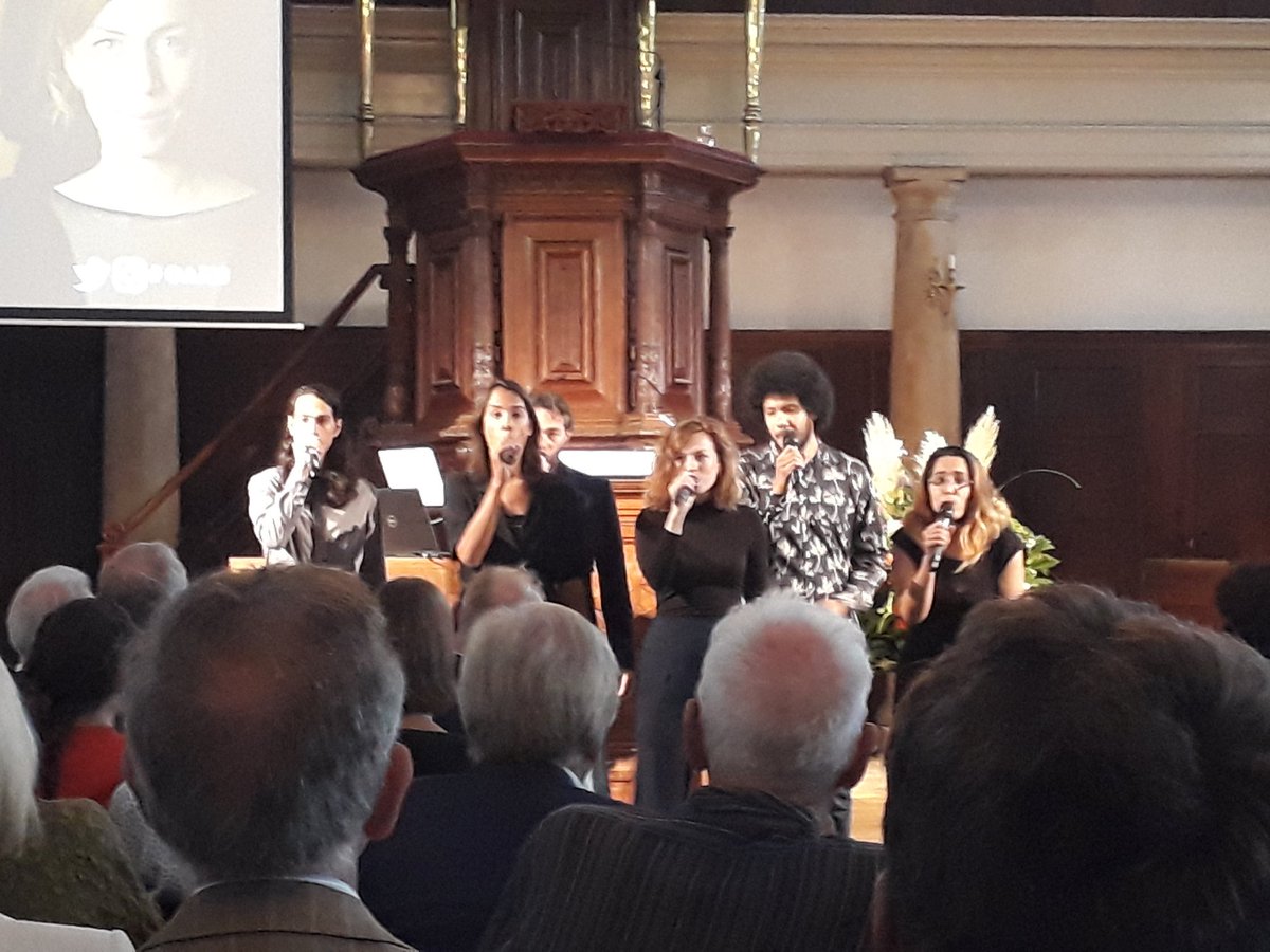 schaapcoaching's tweet photo. Tussendoor filmpjes over het thema 'De universiteit en de stad' en muzikale intermezzi 'Singers G'. En natuurlijk mocht het studentenprotest niet ontbreken... Bij het verlaten van de aula werden de aanwezigen getrakteerd op een boekje... Mooie bijeenkomst. #OAJ18 @UvA_Amsterdam. https://t.co/UDVlk4RT9e