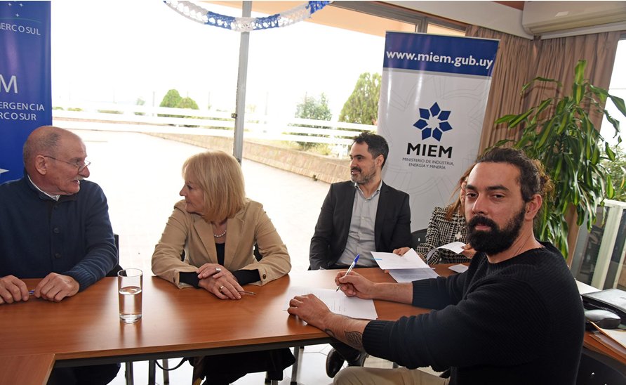 PIEP_miem's tweet photo. ¿Sabías que una empresa uruguaya fabrica tablas de surf y las exporta a Argentina y Chile? Crazy Diamond es otro de los proyectos apoyados por @PIEP_miem del @MIEM_Uruguay y @mercosur. Conocé más en : https://t.co/DOGknlJMAz https://t.co/7p7fj5Tdah