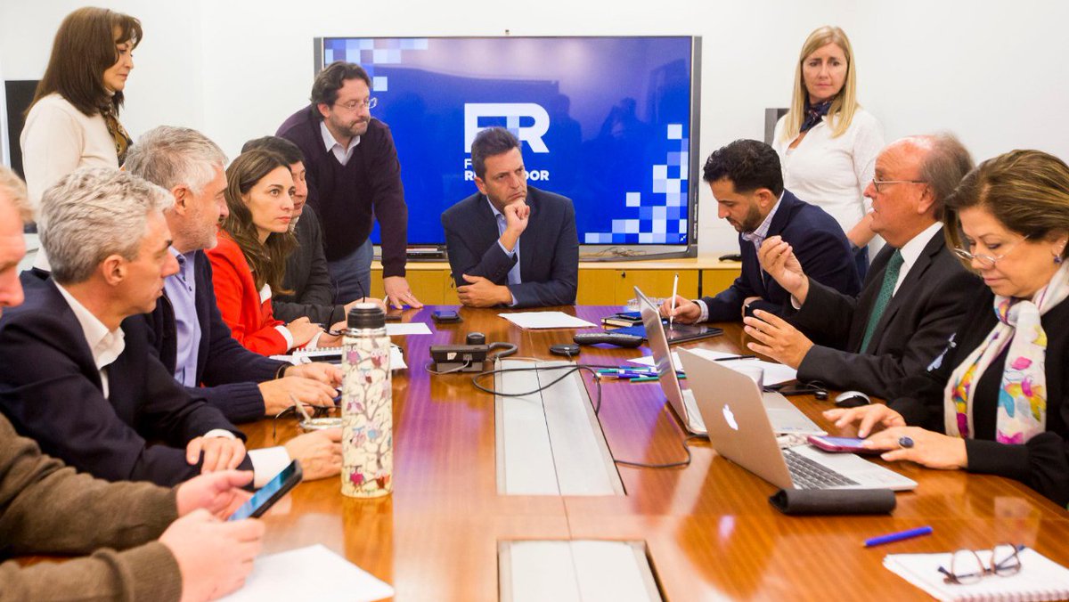 FrenteRenovador's tweet photo. La falta de autocrítica del Gobierno ante el difícil momento que vive el país, requiere del aporte de todos los sectores.
En esa línea se da la reunión de @SergioMassa junto con su equipo económico para delinear propuestas para superar esta crisis. https://t.co/6iQsRZ9Ftw