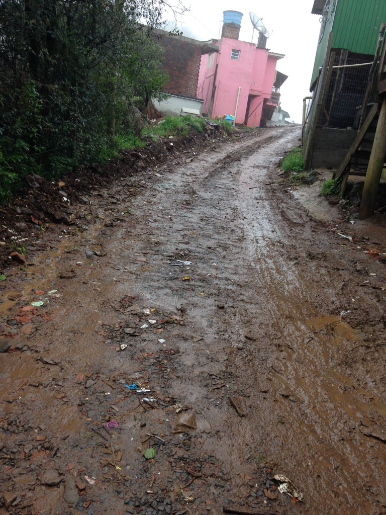 AndersonCris27's tweet photo. Parabéns há prefeitura de Caxias do Sul - RS, estragaram a rua, parabens mesmo, se fosse para fazer essa porcaria nem fazia então !! É uma vergonha NACIONAL a segunda maior cidade do Rio Grande do Sul ainda ter ruas assim !! 
#Nacional #Rbs #globo #Brasil #obrasilqueeuquero https://t.co/2lSWaJyv2R