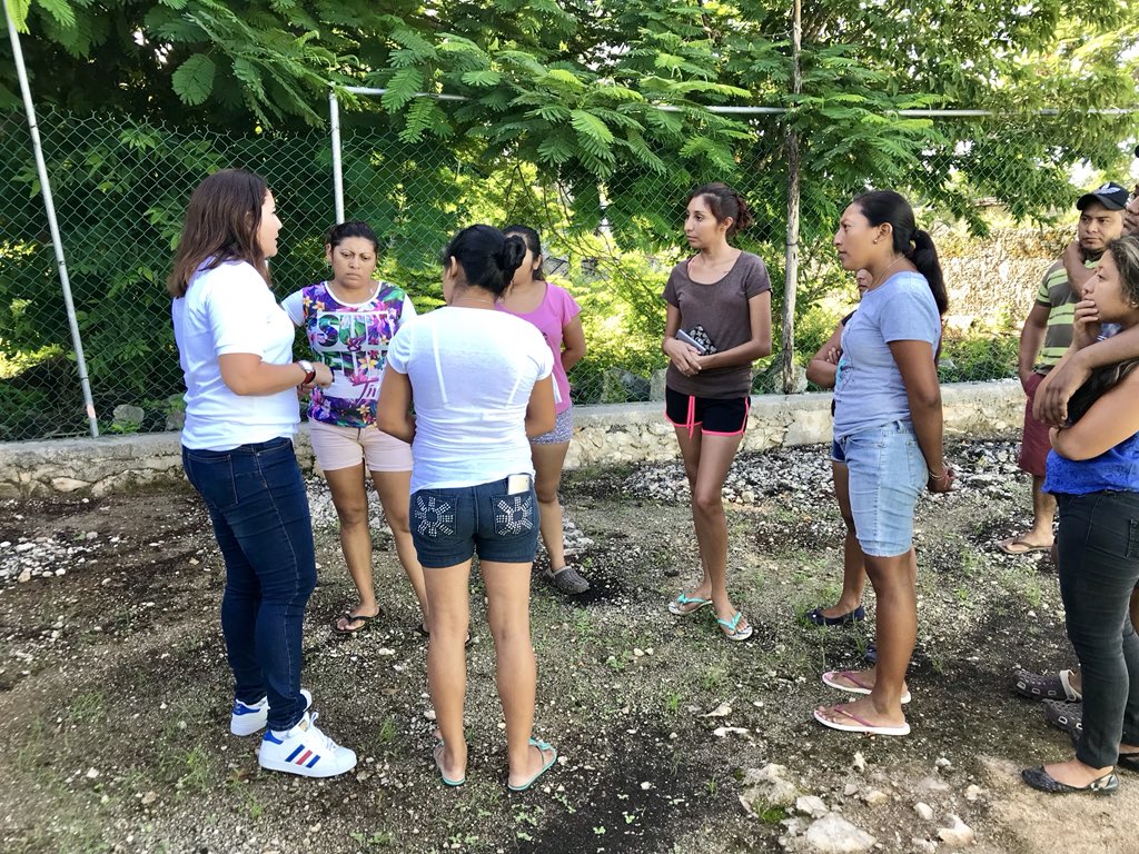 vjimenezortega's tweet photo. Es un gusto visitar a padres y madres de familia, Lider comunitario y niños de la Escuela #Conafe de #Tekat #Mocochá trabajando en equipo tenemos mejores resultados. #Yucatán @CONAFE_mx https://t.co/xAbld0tWov