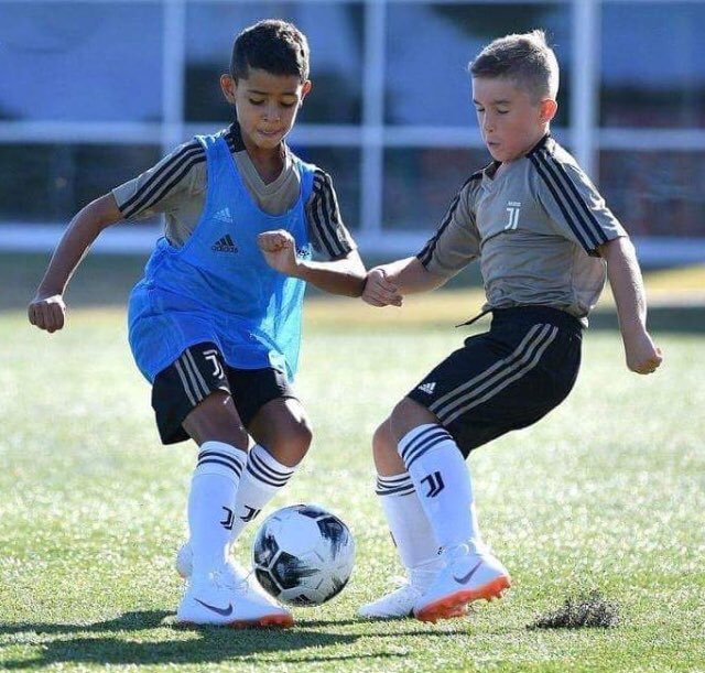 Тренер рассказывает команде. Сборная россии. Как стать футбольным. Роналду отжимается. Футбол.